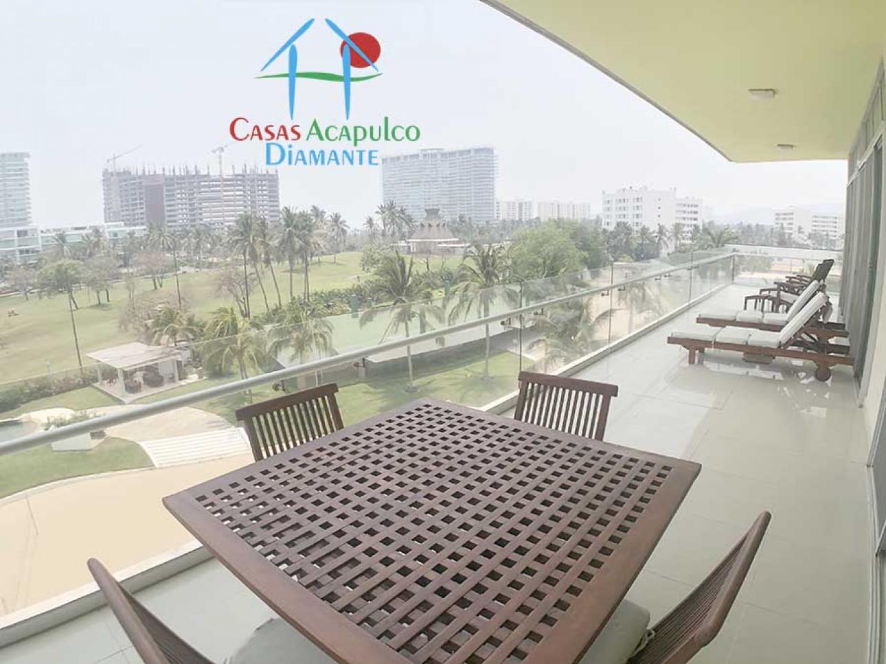 CAD Laguna Cielo 404 Sala con terraza y vista al campo de golf y al mar