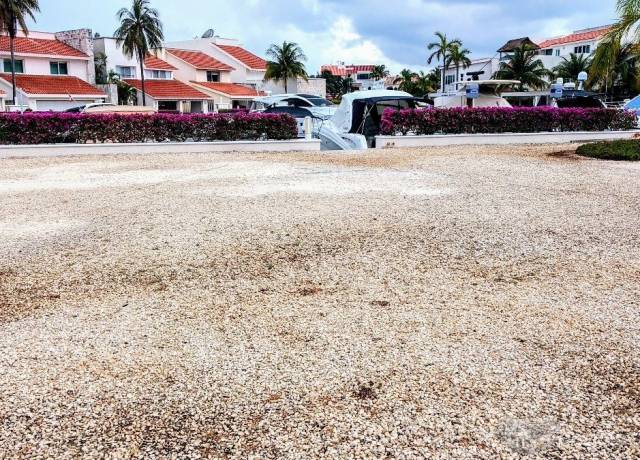 Terreno unifamiliar dentro de isla dorada en Zona Hotelera de Cancún