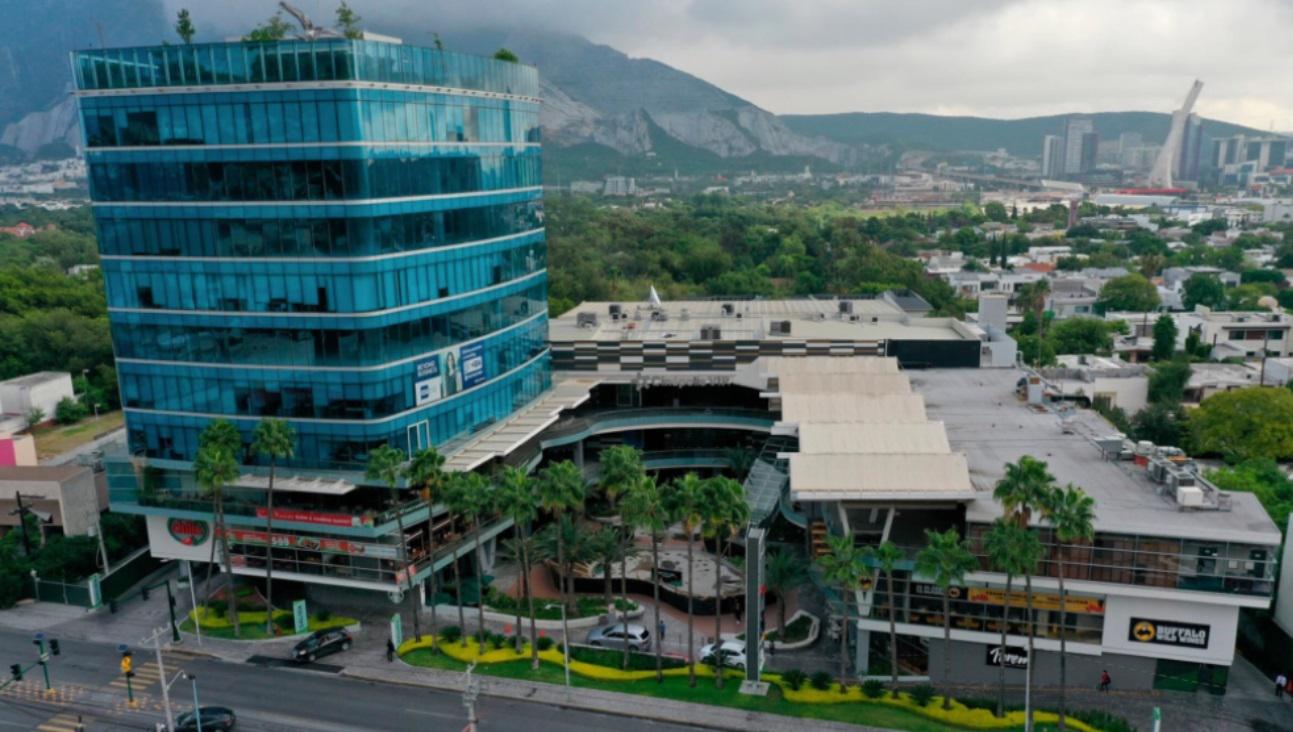 Renta de local comercial en Plaza sobre Av. Vasconcelos