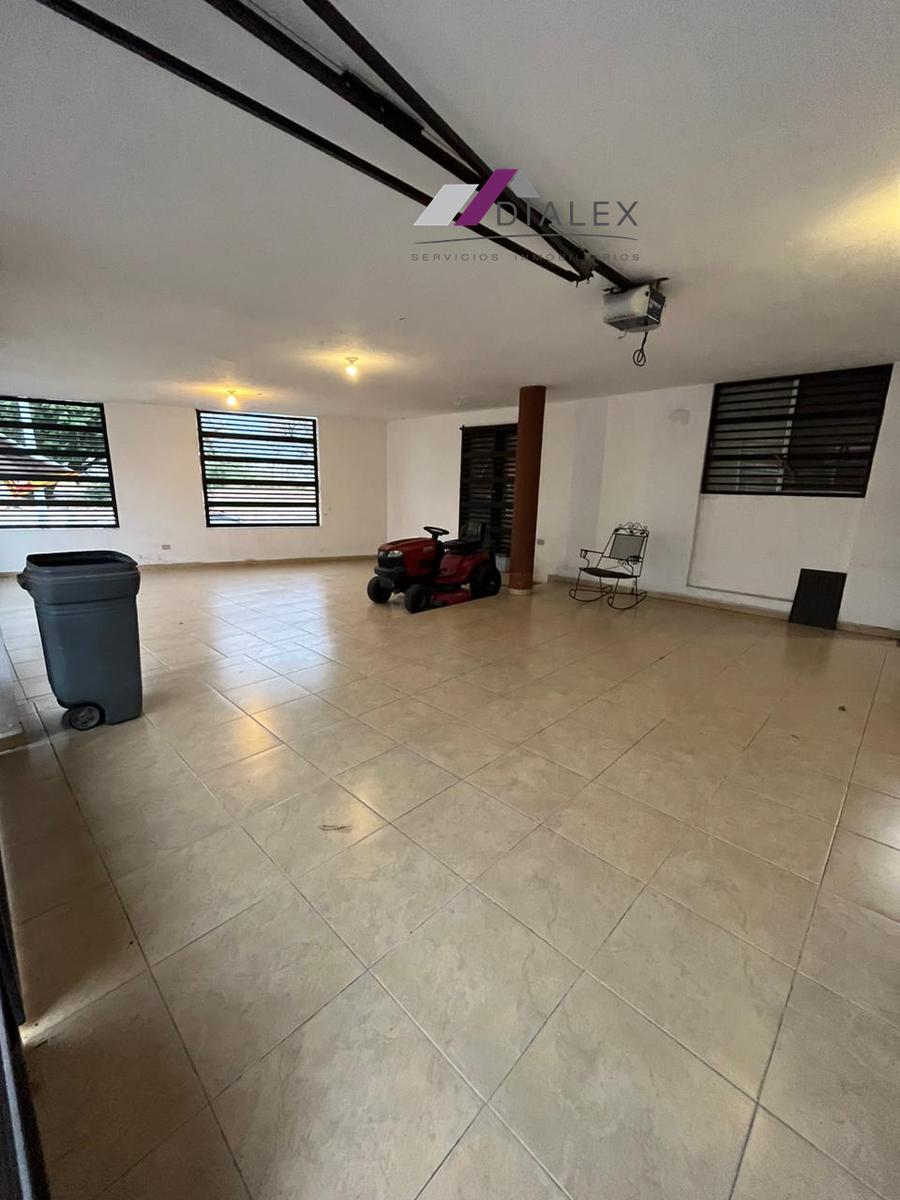 Casa en VENTA, Col. Ancón del Huajuco en MONTERREY Excelente ubicación, Frente a parque