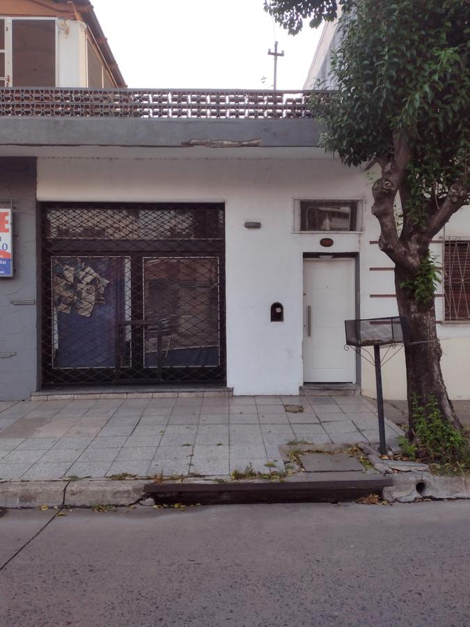 Casa en venta de 6 ambientes en 2 construcciones - Pleno Centro Zarate