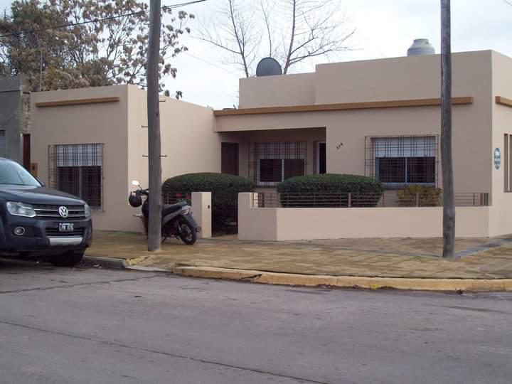 Casa venta 3 dormitorios 1 baño 1 cochera 1 patio 161 mts2 totales - Bolivar