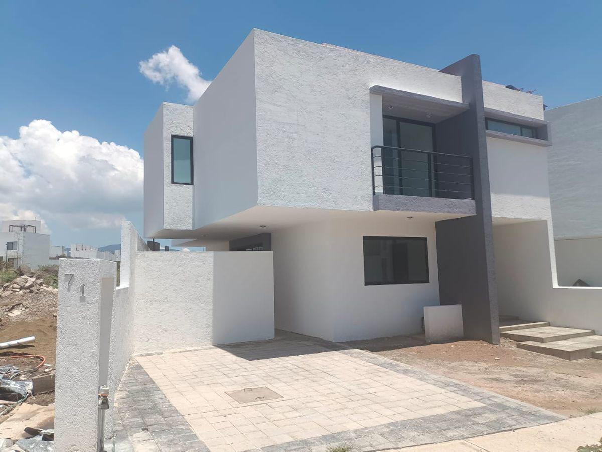 Se Vende Casa en Juriquilla, 3 Recamaras, Jardín, 2.5 Baños, Roof Garden, LUJO!