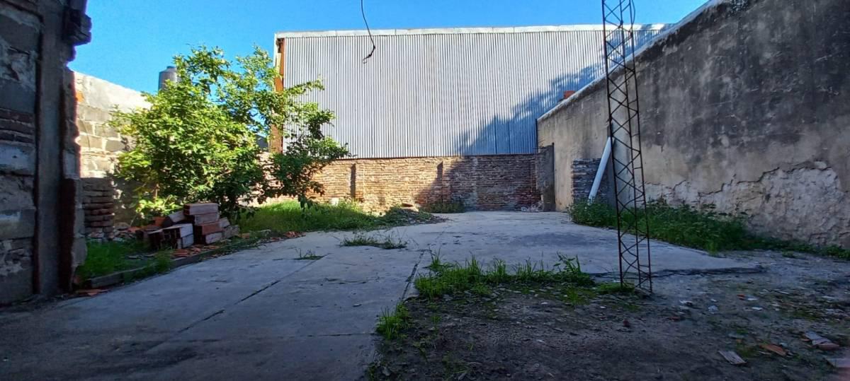 Venta terreno de pasillo con casa a demoler / reciclar barrio Las Delicias