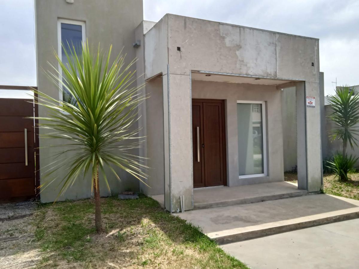 Casa en venta - 1 dormitorio 1 baño - Cochera - 64mts2 - Nueva Hermosura, La Plata