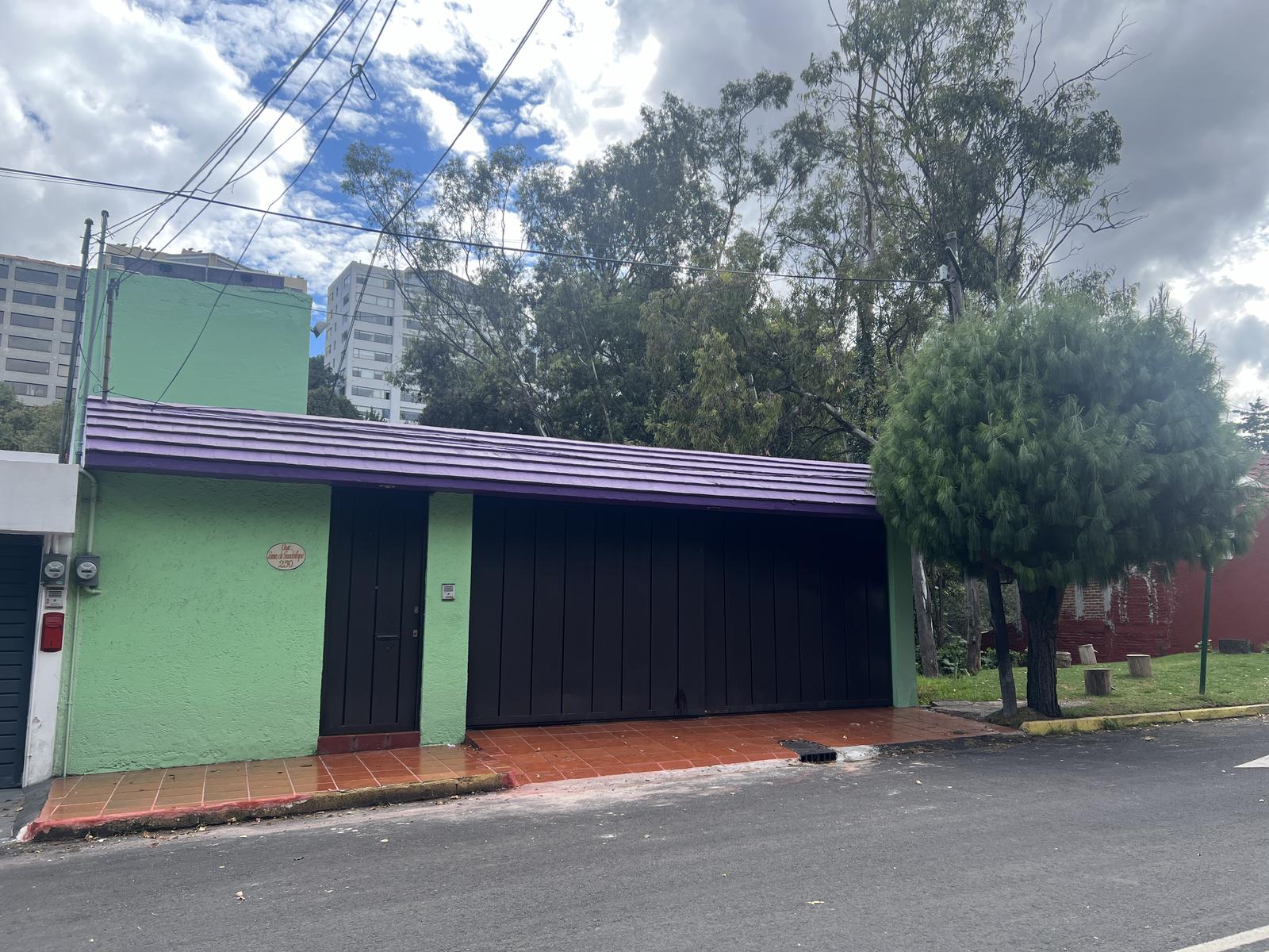 Casa con excelente proyecto en desniveles con jardín y vista arbolada