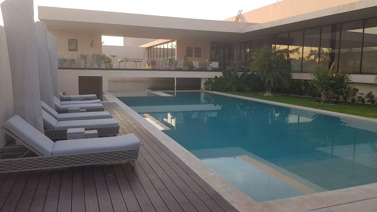 CASA EN VENTA EN MÉRIDA, PRIVADA SOLUNA , A  9 MESES.