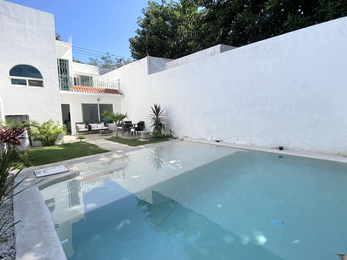 Venta  o Renta Casa sobre Avenida - Palmira Tinguindin, Cuernavaca Mor.