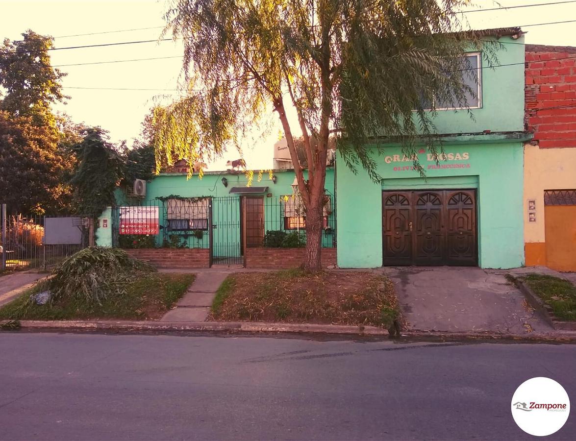 Casa 3 ambientes con local  y jardín - Para refaccionar -  San Miguel