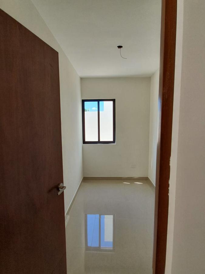 Casa en venta con recámara en planta baja y 2 arriba, piscina, Praderas del Mayab