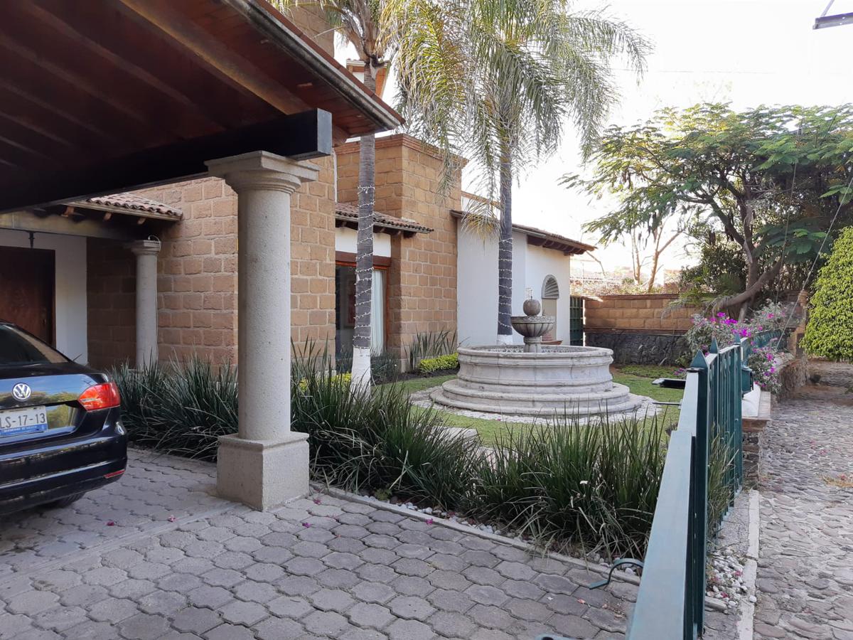 Casa en Venta en Jurica, Quéretaro, con amplio jardín y  espacio para 4 autos.