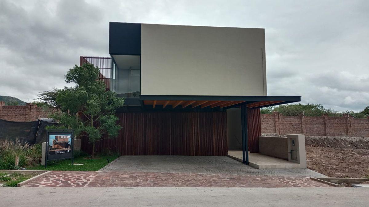 Casa en Venta en Altozano Querétaro, Diseño de Atuor, 4 Recamaras, de Lujo!