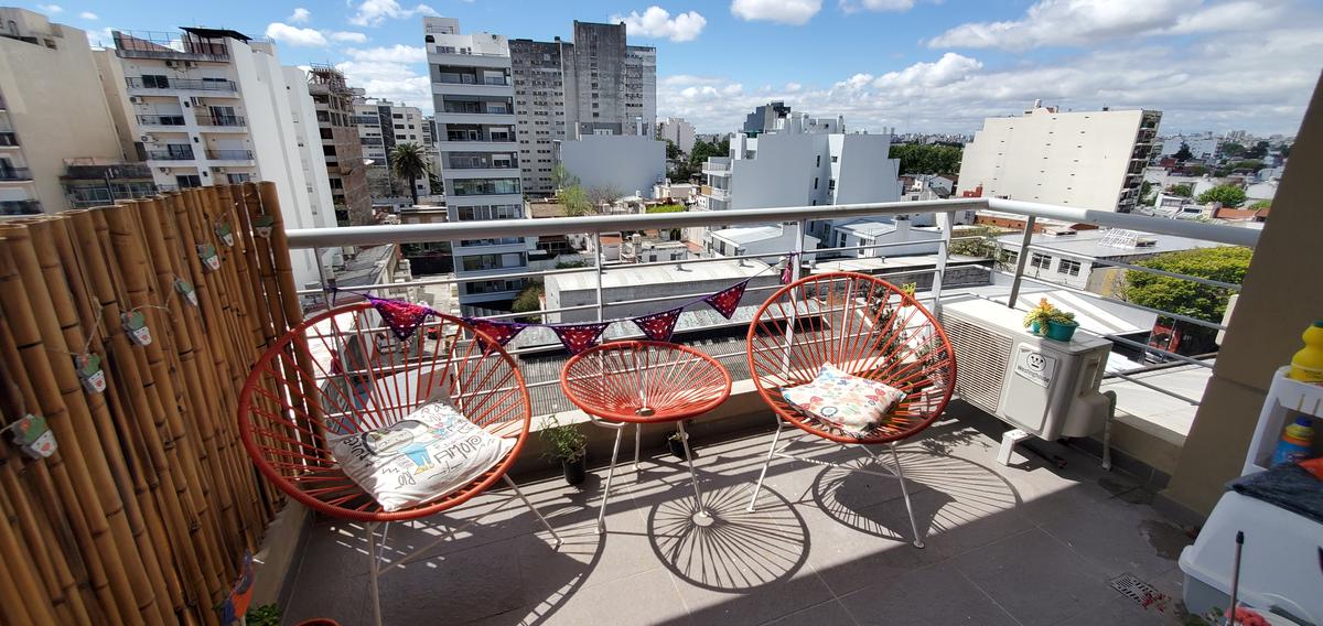 Venta Dpto. 2 ambientes Balcon Parrilla Jacuzi y Cochera en Monte Castro.