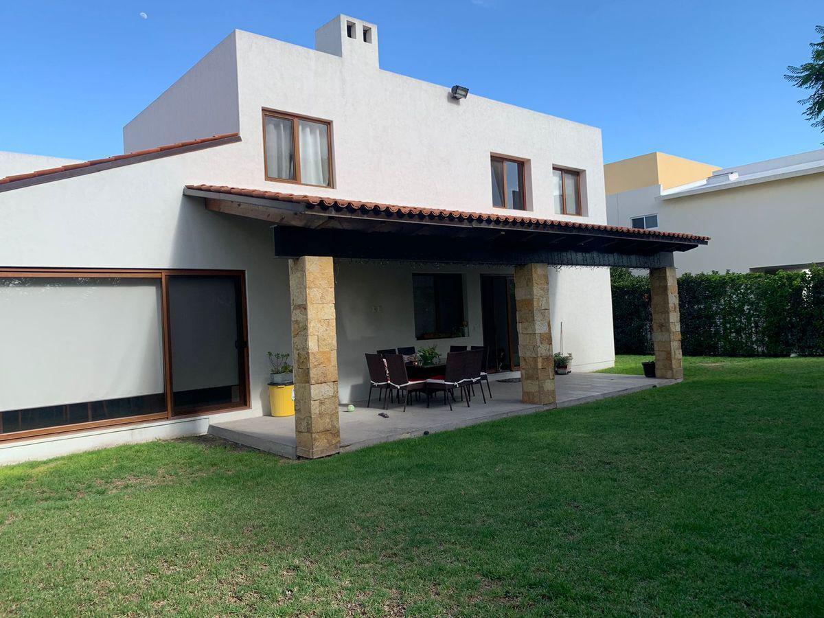 Se Vende Residencia en El Campanario, Club de Golf, Terreno 1,000 m2, de Autor !