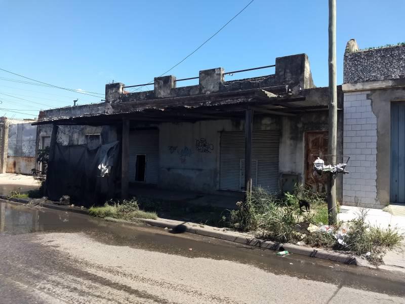 Propiedad con dos locales comerciales y departamento a terminar  en venta en Laferrere