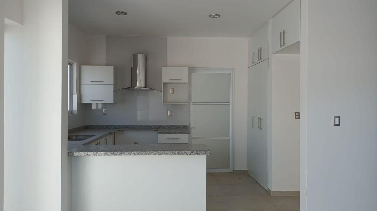 Venta de Casas en EL Encino, Pasillo Lateral, Estudio o 4ta Rec en PB, Lujo