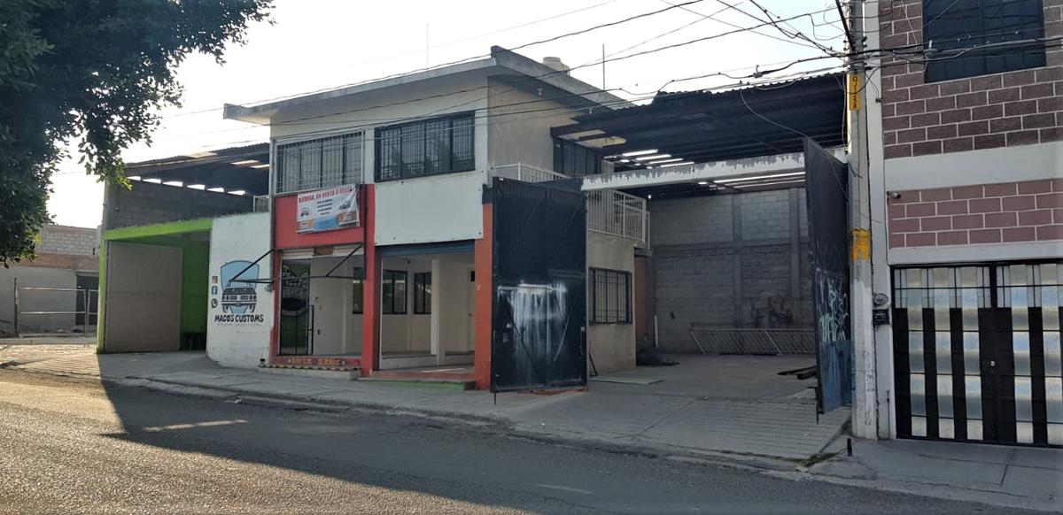 Propiedad Comercial en VENTA, con locales y Bodegas techadas en Jardines de Azucenas, Querétaro.