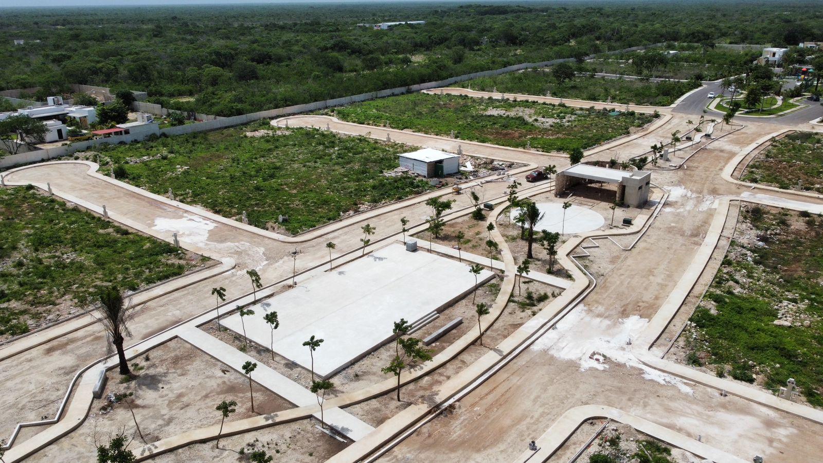 LOTE RESIDENCIAL EN PRIVADA AL NORTE DE MERIDA CON AMENIDADES, ACEPTA INFONAVIT