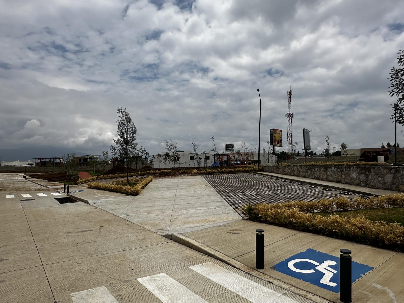 Casa Nueva  con acabados de lujo en  la Zona de Altozano