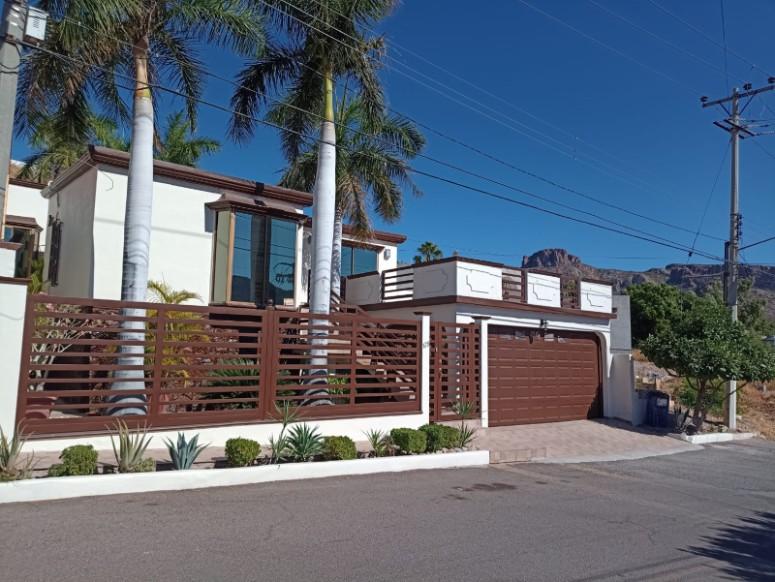 Se vende RESIDENCIA en el Fraccionamiento Las Delicias en Guaymas, Sonora es de 3 recámaras ,2½ baños, sala, cocina, comedor, recibidor, terraza, cuarto de juegos, lavandería, patio, asador, bodega, c