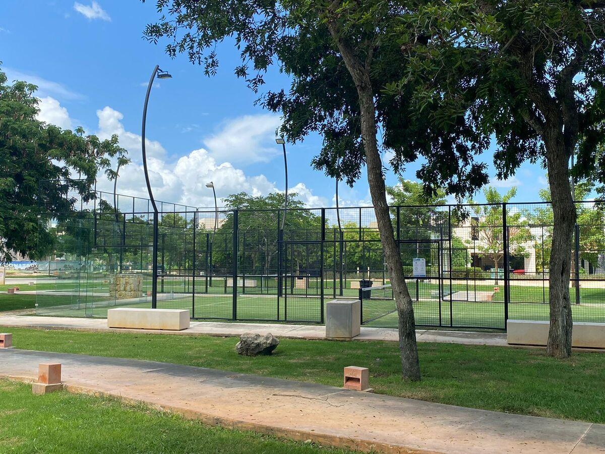 Lote en esquina y frente a casa club en Yucatán Country Club