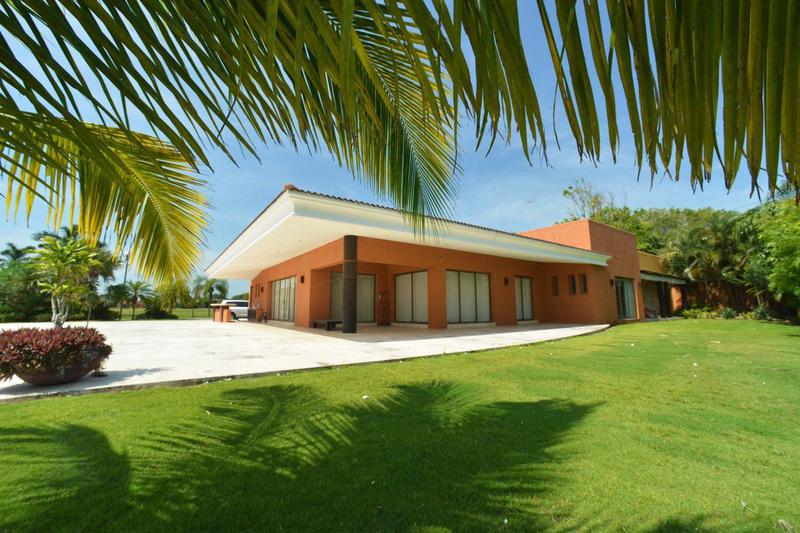 Casa Residencial de lujo  en VENTA con terreno de 3 has frente al Río - Boca del Río