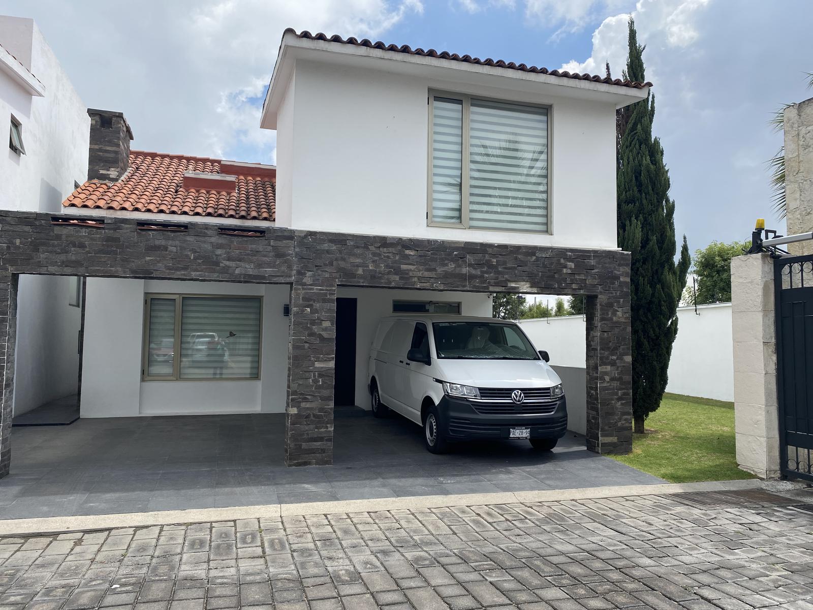 HERMOSA CASA AMUEBLADA UBICADA EN RESIDENCIAL BARCENAS  EN METEPEC A PASOS DE PLAZA TOWN SQUARE