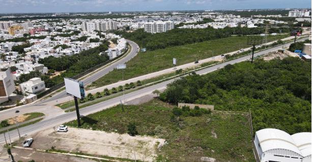 Terreno en venta en Av. Huayacan 300 mts