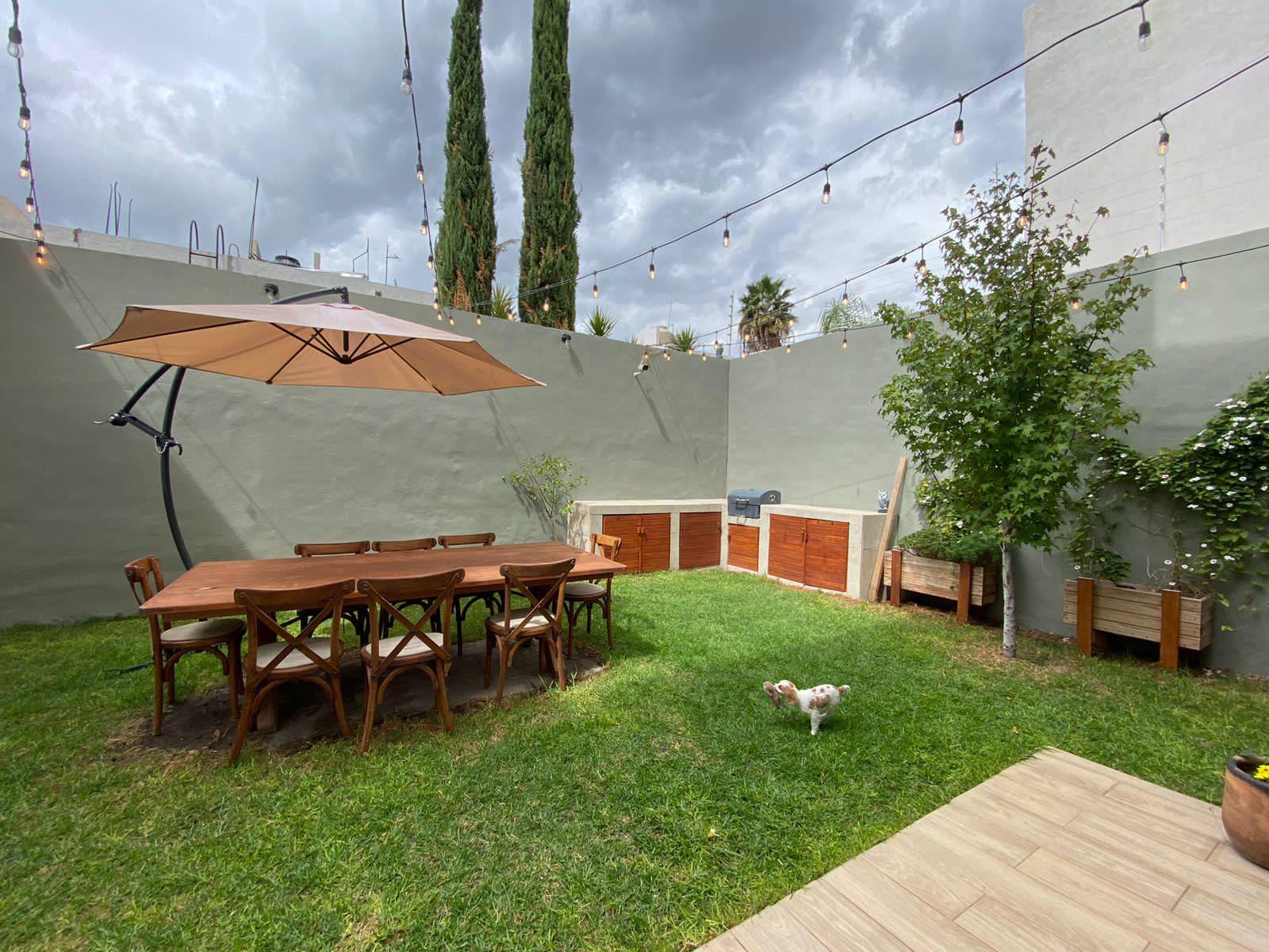 Casa en Venta El Pueblito, A Pie de Calle, Roof Garden, Cochera Techada.