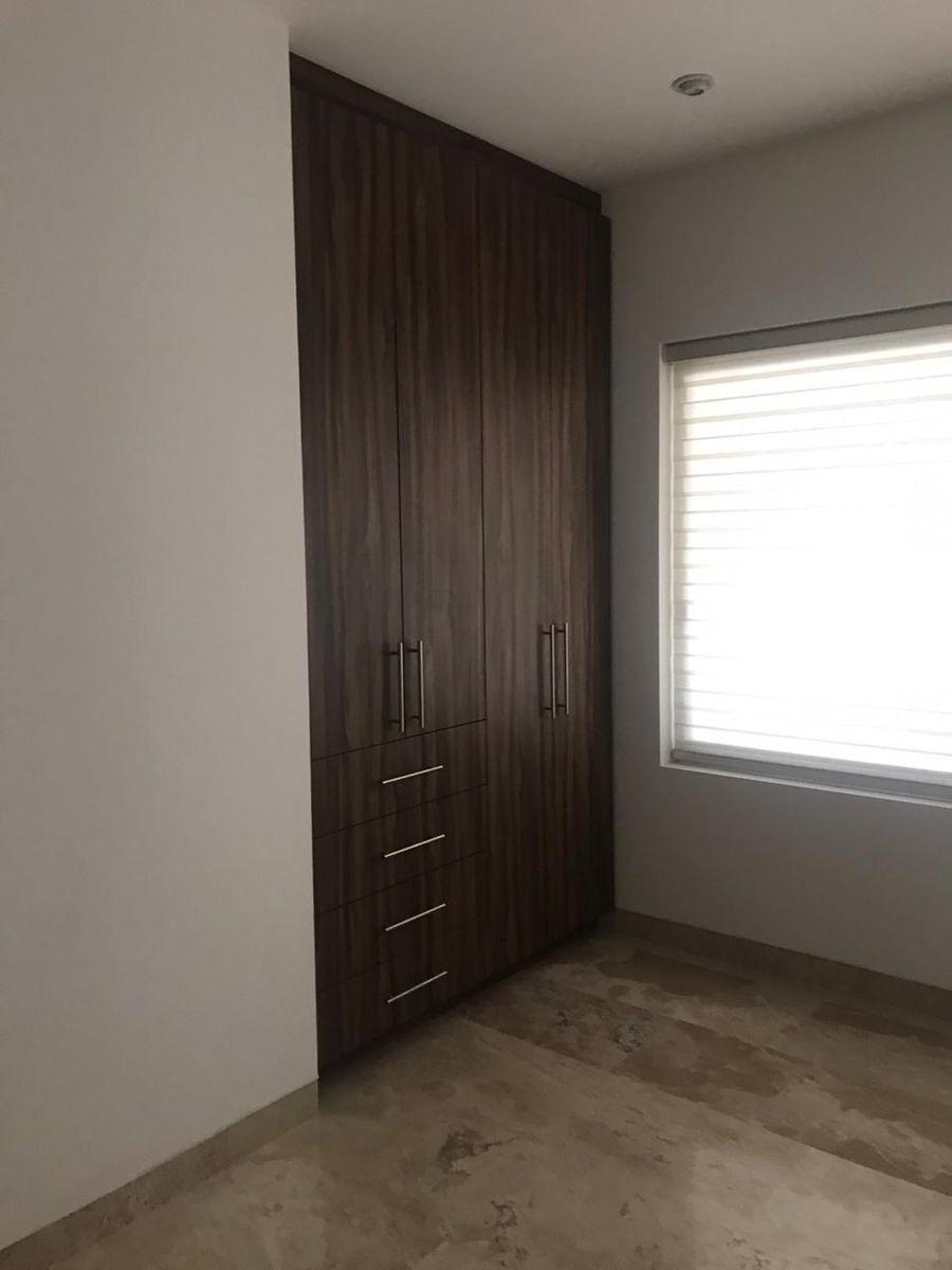 Hermosa Residencia en Lomas de Juriquilla, Terreno de 250, 4ta Recamara en PB