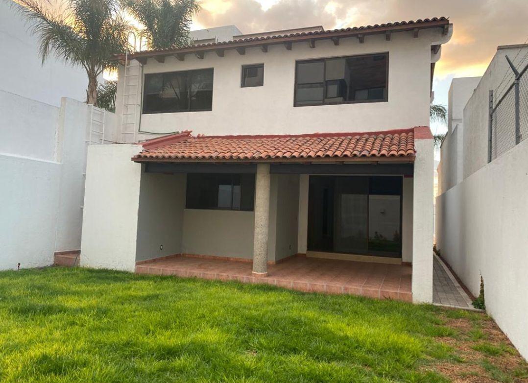 OPORTUNIDAD, Cumbres del Cimatario, Amplio Jardín, T.300m2, 3 Recamaras, CtoServ