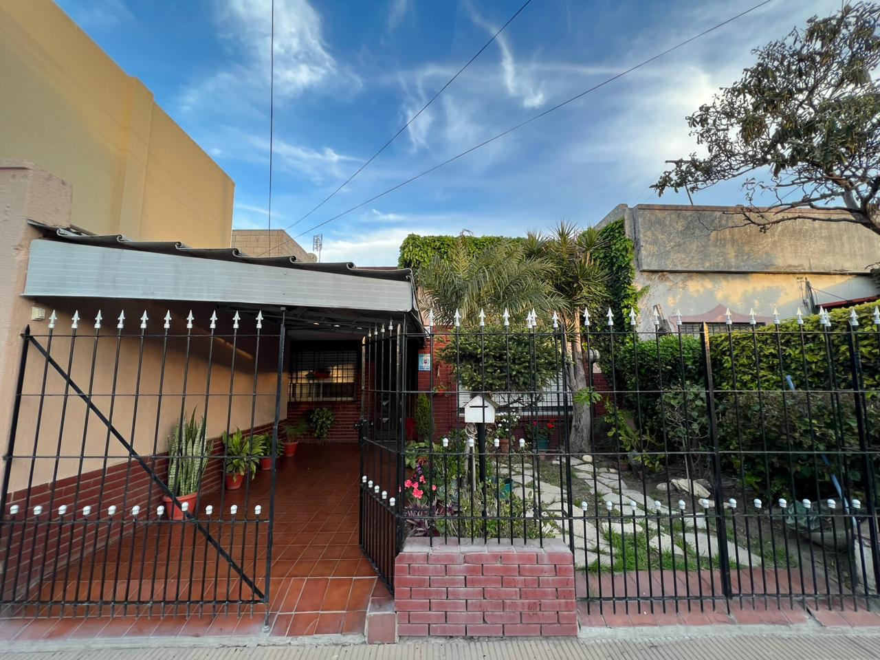 Armenia 351, Sarandí ¡4 ambientes, patio con parrilla y 2 cocheras a la venta!