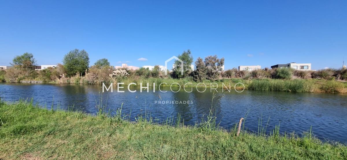 Terreno en venta sobre la laguna en Muelles, Puertos del Lago