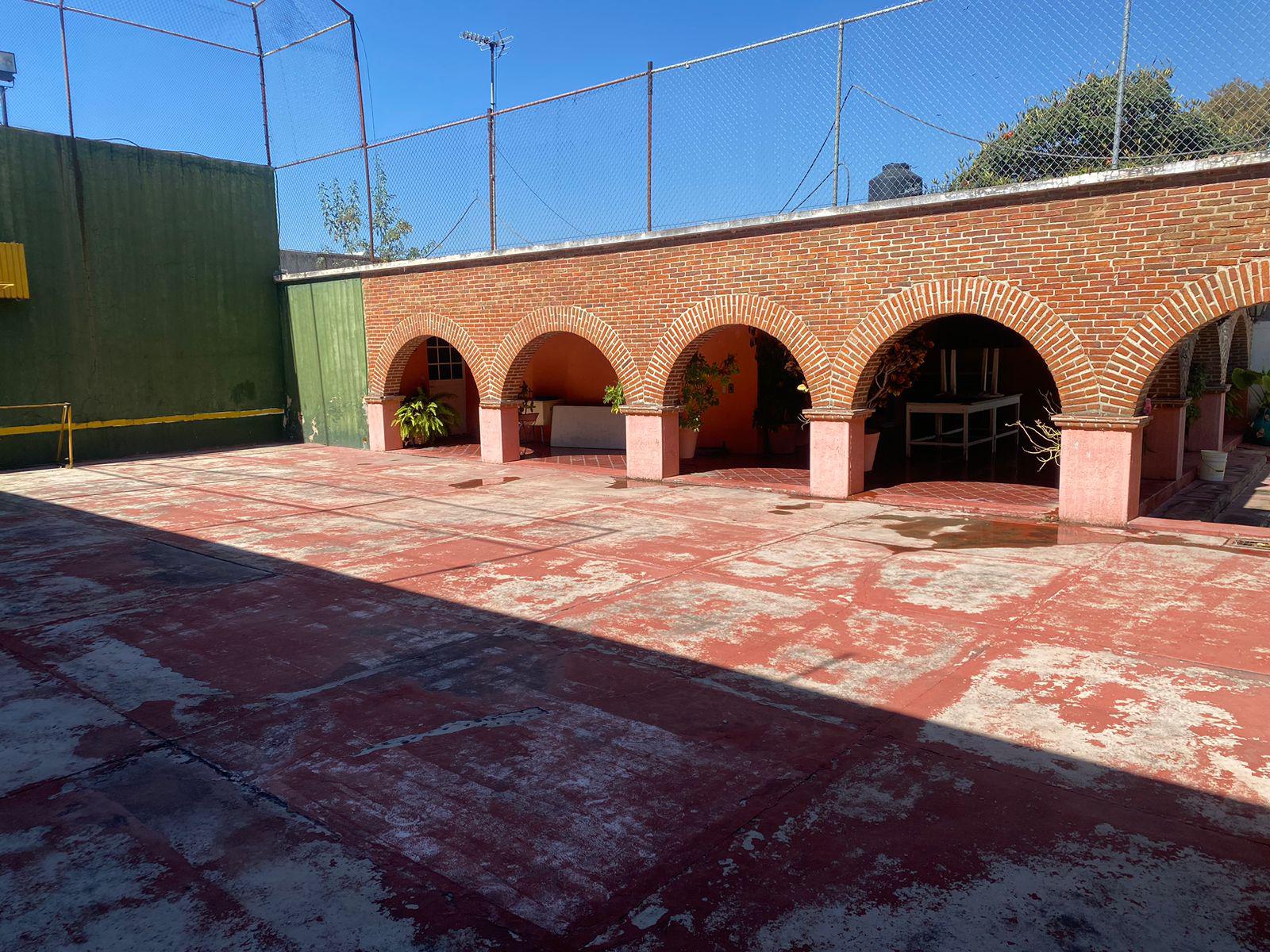 Granja con bodega en venta