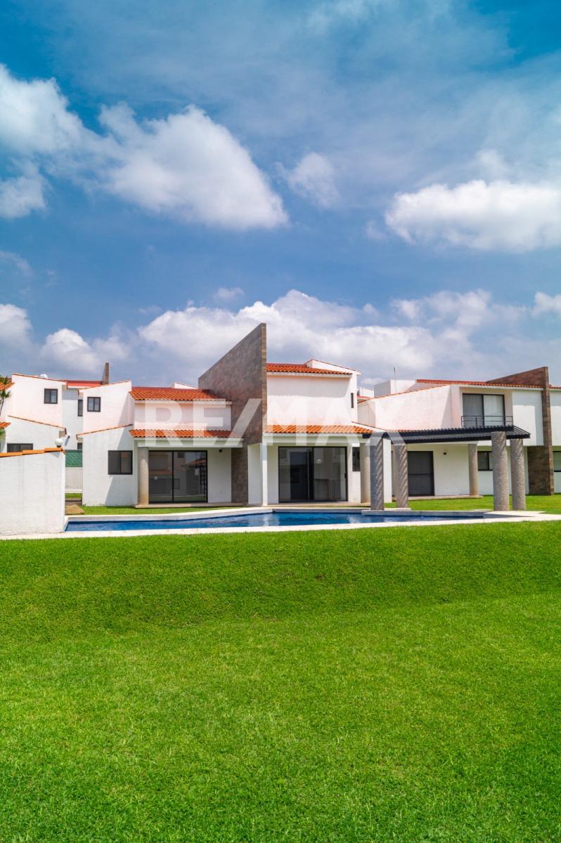 Venta de Casa en  Condominio con Alberca en Tlayacapan, Morelos