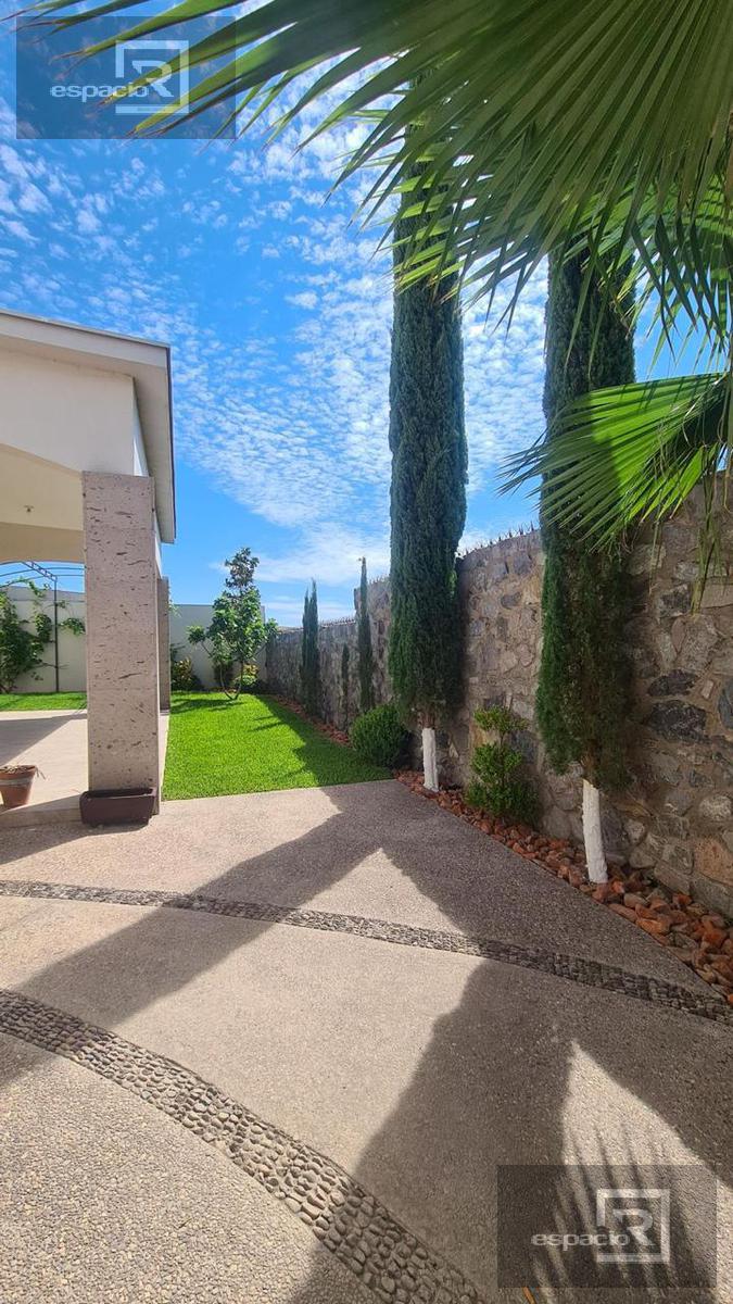 CASA EN VENTA EN VALLE DEL ÁNGEL FRENTE A PARQUE  CON RECAMARA EN PLANTA BAJA