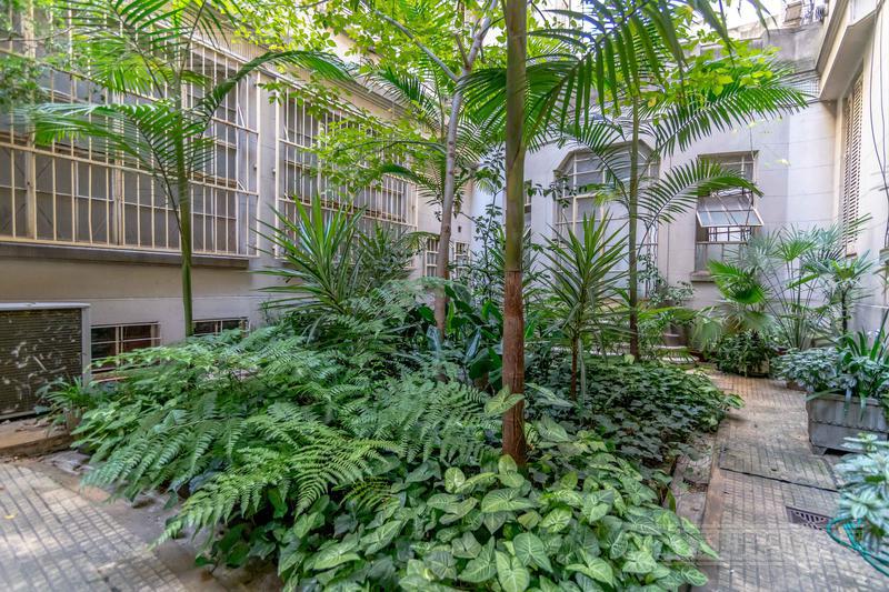 Paraguay y San Martin. Muy linda planta baja reciclada de 2 ambientes en Retiro