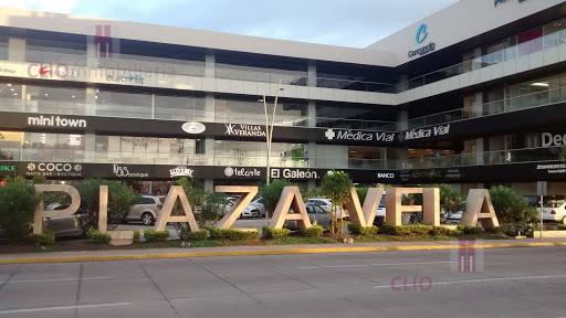 Local en renta en Veracruz, en Plaza Vela sobre una de las avenidas mas transitadas de Boca del Río, 65 m2 en el tercer piso.