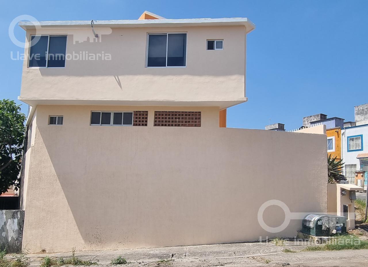 Venta de Casa de 2 niveles y 3 habitaciones en esquina de calle Paseo Tajín, Fracc. Palma Real, Veracruz, Ver.