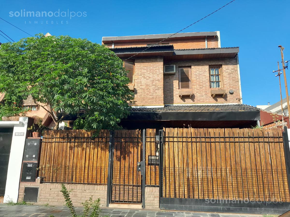 Casa tipo PH de 4 amb al frente en Martinez