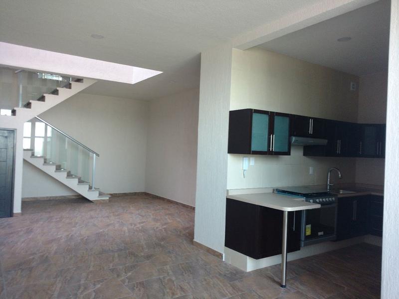 Excelente casa nueva en Lomas del Mármol