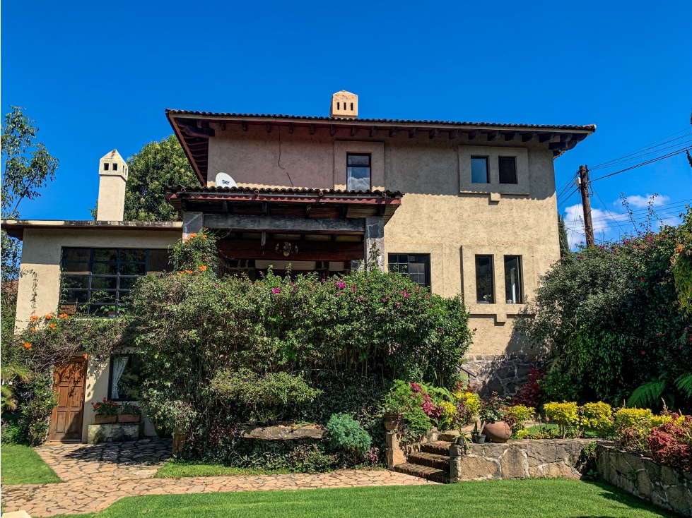 CASA CONTEMPORANEA CON EXCELENTE UBICACION