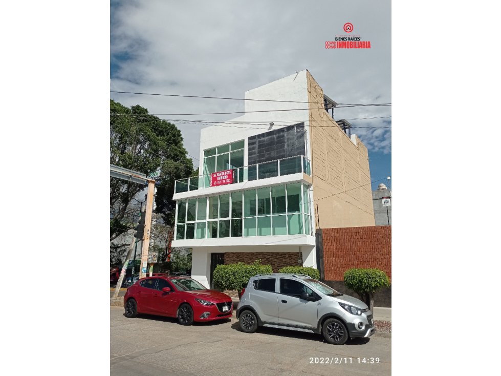 Edificio de tres niveles en renta en la Colonia Reforma