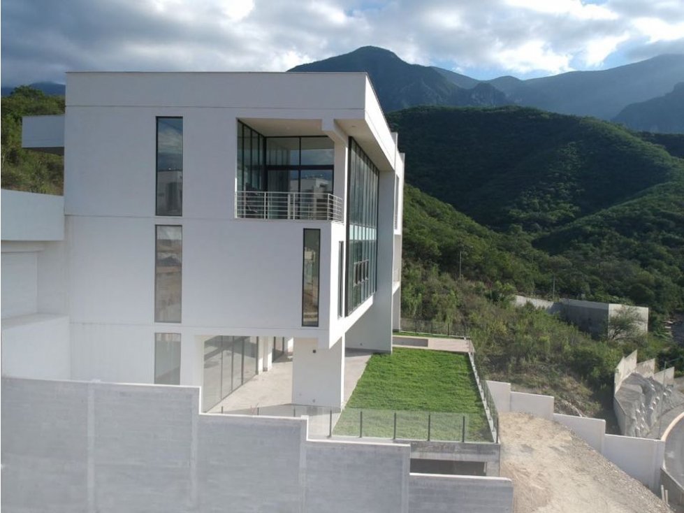 ESPECTACULAR RESIDENCIA PARA ESTRENAR EN SIERRA ALTA 9no SECTOR